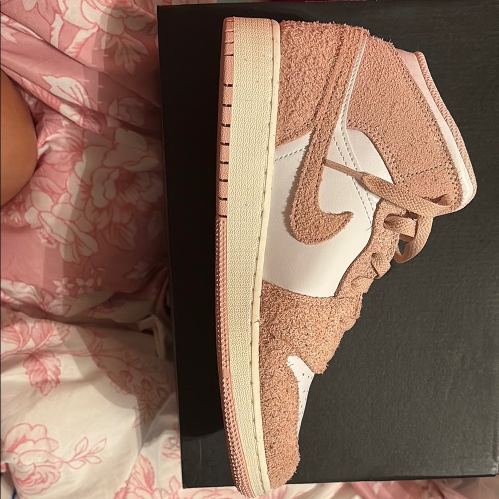 Jordan Pink and White Sneakers Modern Design - Picture 1 of 3